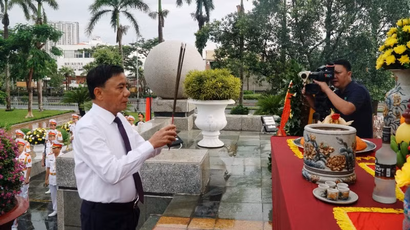 Đồng chí Trần Cẩm Tú, Ủy viên Bộ Chính trị, Thường trực Ban Bí thư dâng hương tưởng niệm các Anh hùng liệt sĩ tại Đài tưởng niệm các Anh hùng liệt sĩ thành phố Hải Phòng. (Ảnh: XUÂN TRƯỜNG)