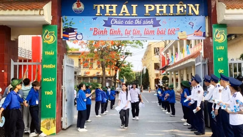 Các thí sinh tham dự kỳ thi tuyển sinh vào lớp 10 trung học phổ thông công lập năm học 2026-2027 tại thành phố Hải Phòng. (Ảnh: HẢI HẬU)