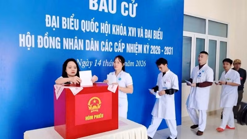 Cử tri đặc khu Bạch Long Vĩ (Hải Phòng) bỏ phiếu bầu cử.