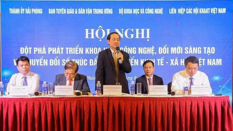 Đồng chí Huỳnh Thành Đạt, Ủy viên Trung ương Đảng, Phó Trưởng Ban Tuyên giáo và Dân vận Trung ương phát biểu tại Hội nghị.