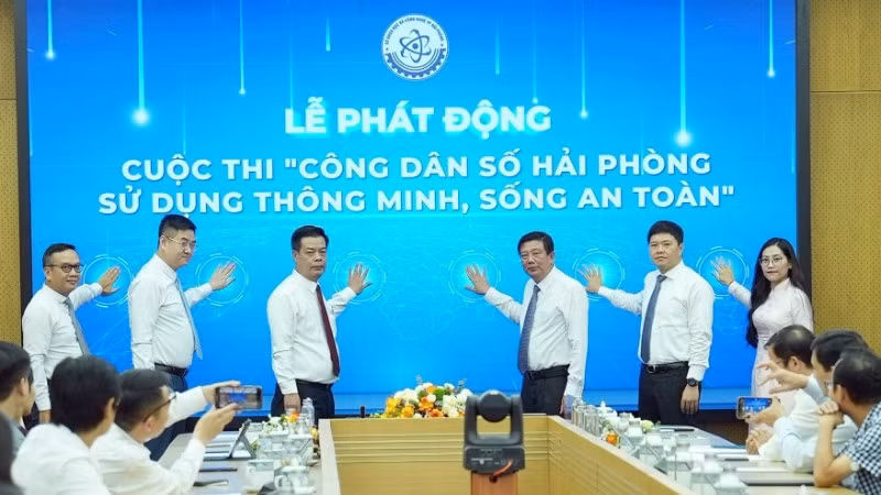 Các đại biểu thực hiện nghi thức phát động Cuộc thi “Công dân số Hải Phòng - sử dụng thông minh, sống an toàn”. (Ảnh: PHAN TUẤN)