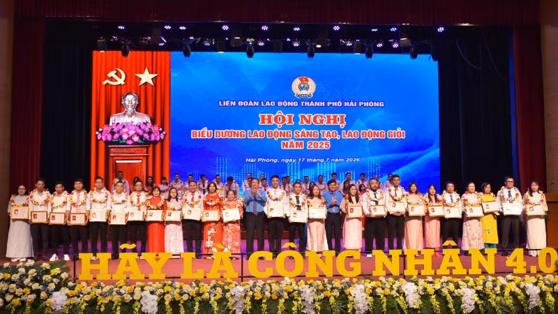 Liên đoàn Lao động Hải Phòng biểu dương lao động sáng tạo, lao động giỏi năm 2025. (Ảnh: XUÂN TRƯỜNG)