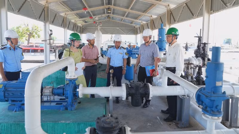 Đoàn khảo sát thực tế hạ tầng kỹ thuật tại kho xăng dầu Đình Vũ. (Ảnh: ĐÀM THANH)
