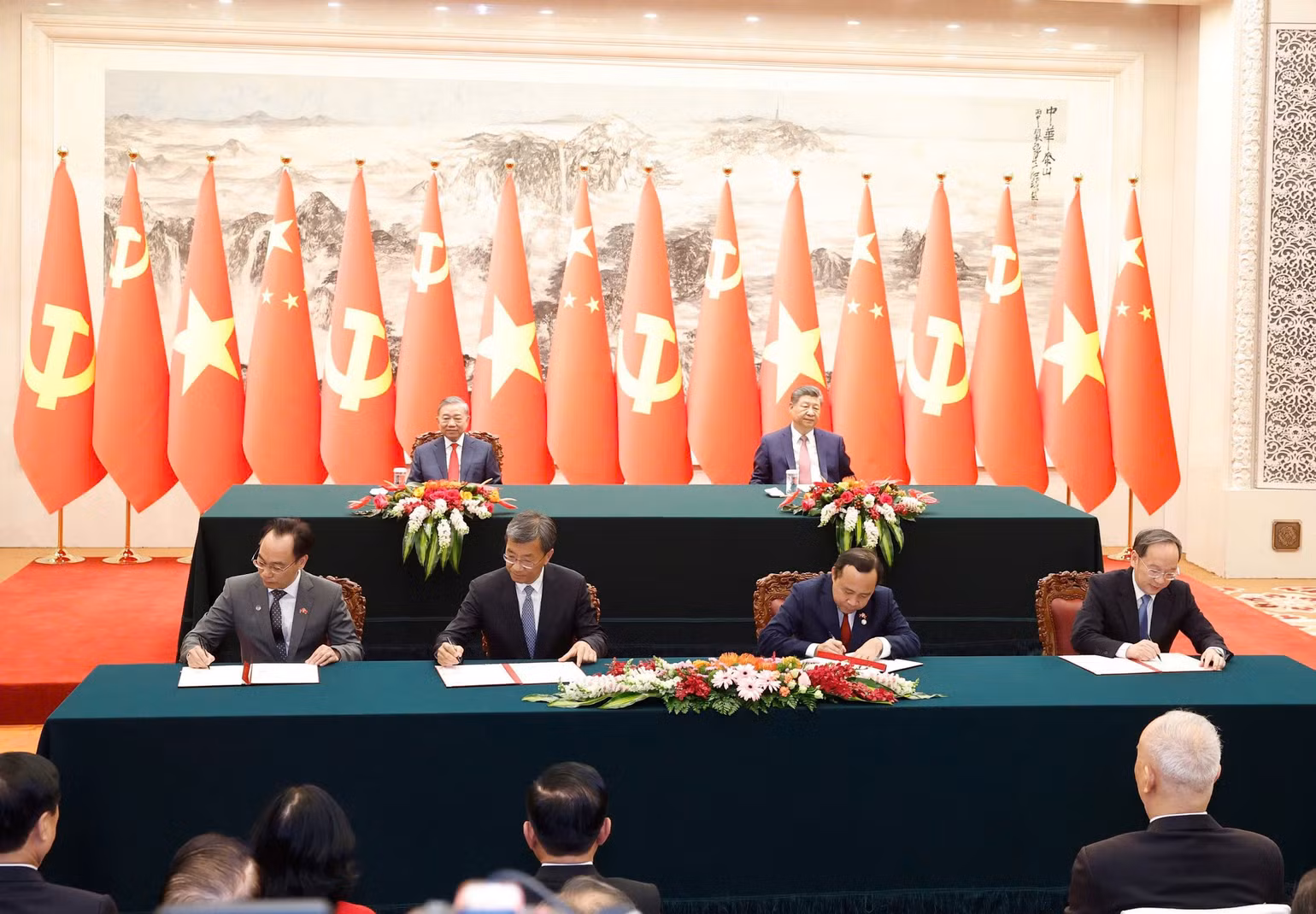 bo-truong-hoang-minh-son-bia-trai-tai-le-ky-ban-ghi-nho-hop-tac-giao-duc-nghe-nghiep-giua-viet-nam-va-trung-quoc-anh-2.jpg