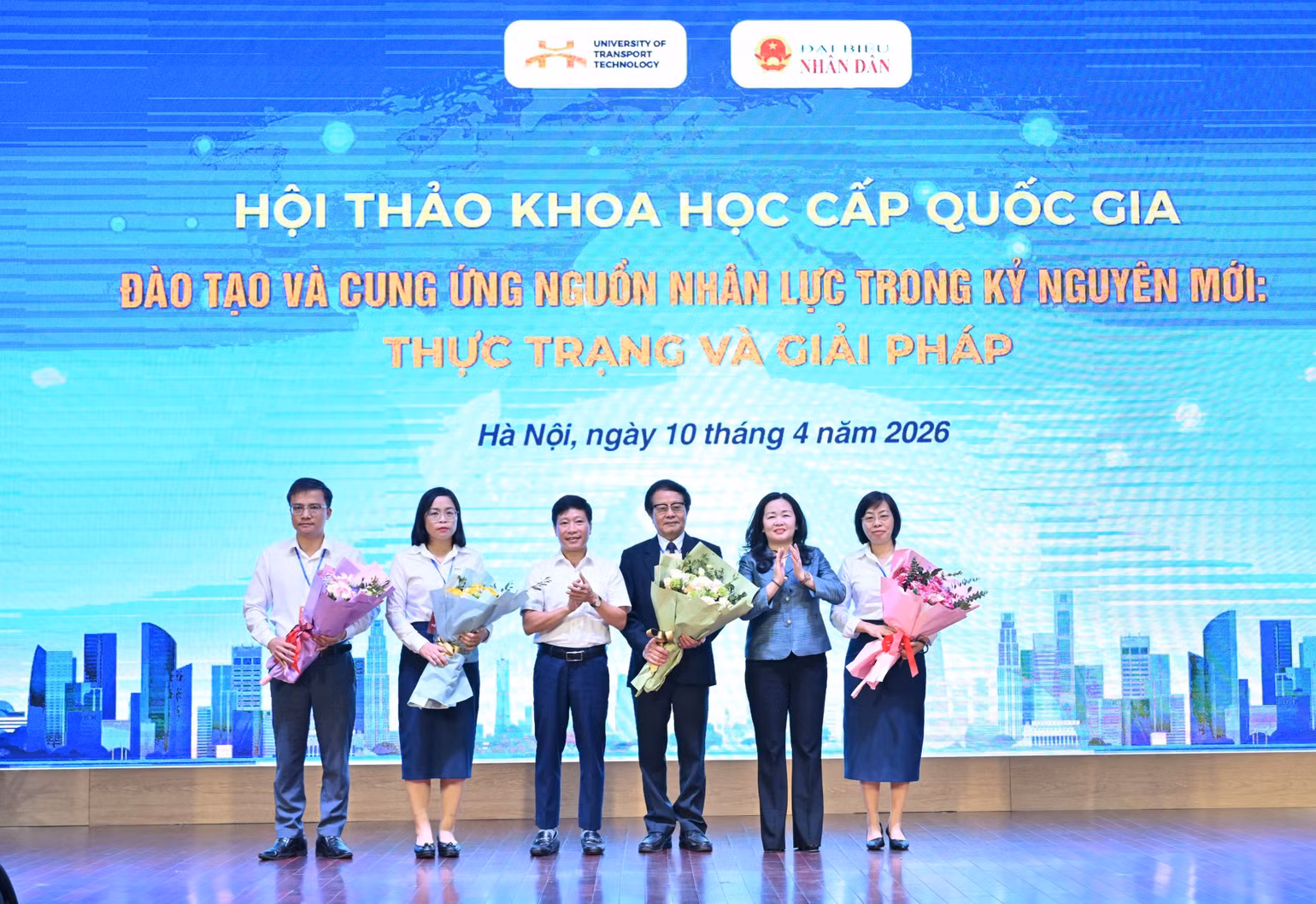 tang-hoa-cho-05-hoc-gia-co-bai-tham-luan-trinh-bay-trong-buoi-hoi-thao.jpg