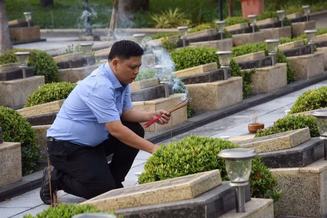 Thắp hương tưởng nhớ công ơn các Anh hùng liệt sĩ 