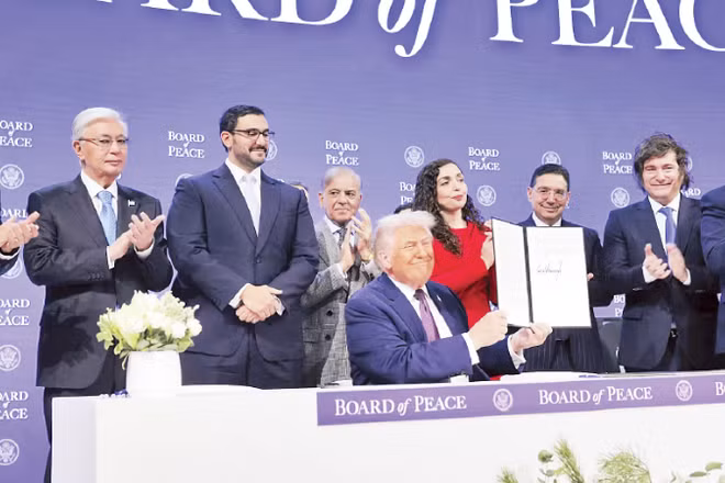 Tổng thống Mỹ Donald Trump chủ trì Lễ ký Hiến chương Hội đồng Hòa bình tại Davos, Thụy Sĩ. (Ảnh: GETTY IMAGES)