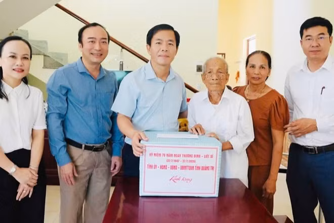 Bí thư Tỉnh ủy Quảng Trị Nguyễn Văn Phương và Đoàn công tác tặng quà gia đình thân nhân liệt sĩ Thái Thị Liên. 