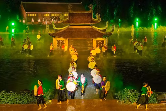 Một cảnh trong vở diễn thực cảnh Tinh Hoa Bắc Bộ tái hiện sống động đời sống và văn hóa Bắc Bộ xưa với sự tham gia của người dân. (Ảnh: Công ty cổ phần Tuần Châu-Hà Nội)