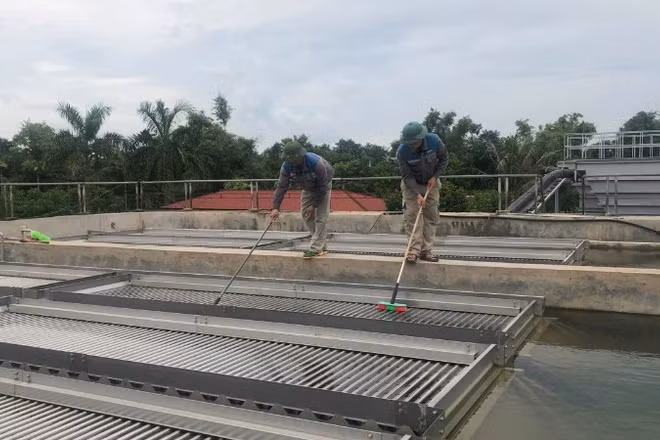 Công nhân Nhà máy nước An Bình (Hải Phòng) vệ sinh bể lắng. (Ảnh: BẢO HÂN)