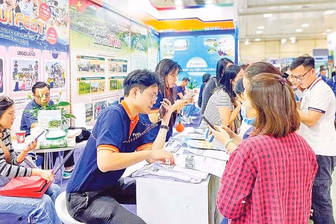 Du khách tham quan, mua sắm dịch vụ tại Hội chợ VITM Hà Nội 2025. (Ảnh: HẢI NAM)