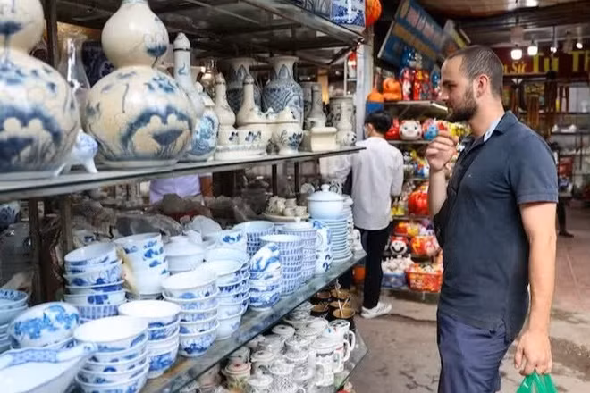 Khách du lịch nước ngoài tham quan làng gốm Bát Tràng (Hà Nội). (Ảnh: ĐĂNG ANH)