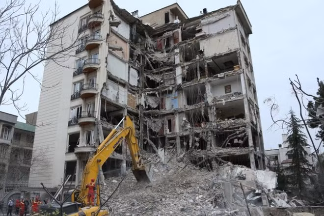 Tòa nhà bị phá hủy sau cuộc không kích tại Tehran, Iran, ngày 23/3/2026. (Ảnh: THX/TTXVN)