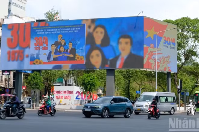 Thành phố Hồ Chí Minh rực rỡ cờ hoa, băng rôn, khẩu hiệu mừng 51 năm Ngày Giải phóng miền nam, thống nhất đất nước. (Ảnh: THẾ ANH)