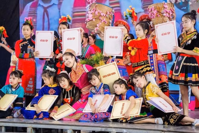 Tiết mục văn nghệ của cô và trò Trường phổ thông nội trú tiểu học và trung học cơ sở Mường Khương (Lào Cai) trong lễ khai giảng năm học 2026-2027 (Ảnh: Nhà trường cung cấp)