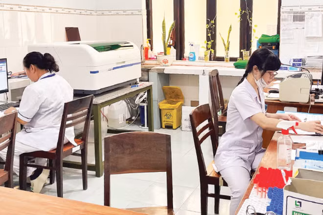 Trung tâm y tế Quân dân y đặc khu Phú Quý chỉ có duy nhất một máy xét nghiệm máu.