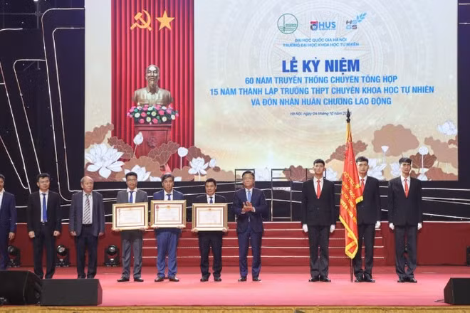 Trường trung học phổ thông chuyên Khoa học Tự nhiên đón nhận phần thưởng cao quý.