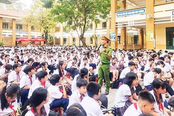 Các em học sinh tham gia một chương trình về phòng, chống bạo lực học đường. (Ảnh: QUANG QUÝ)