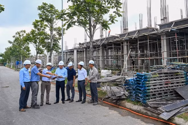 Lãnh đạo xã Quang Minh kiểm tra tiến độ thi công tại Dự án khu đô thị CEOHomes Hana Garden - một trong những dự án được tái khởi động sau gần 20 năm. (Ảnh: DUY LINH)