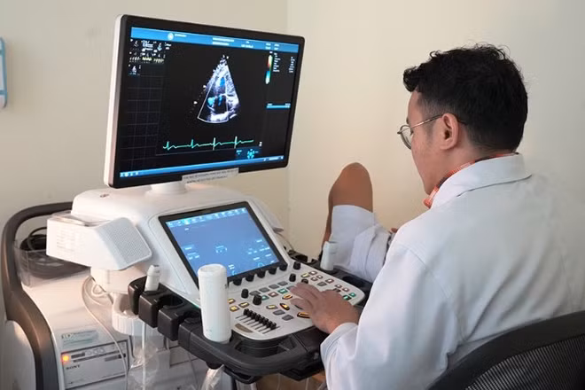 Đội ngũ bác sĩ Thiện Nhân Quảng Ngãi kiểm tra sức khỏe cho ngư dân, thuyền viên trước mỗi chuyến biển dài ngày.