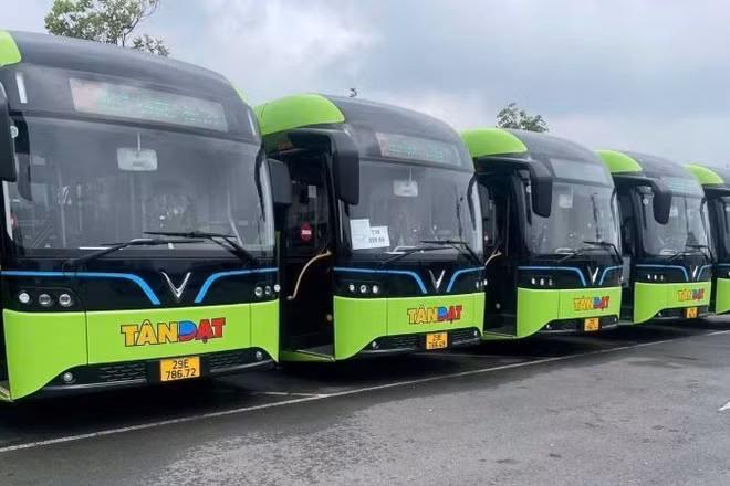 Từ ngày 22/5, Trung tâm Tân Đạt đưa vào hoạt động 16 xe buýt điện trên tuyến số 12 (Công viên Nghĩa Đô-Khánh Hà, Thường Tín).
