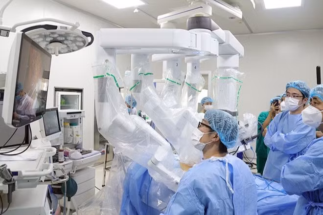 Các chuyên gia Bệnh viện K và Bệnh viện Đại học Nagoya (Nhật Bản) phối hợp phẫu thuật nội soi robot cho bệnh nhân ung thư. (Ảnh: THÁI SƠN)