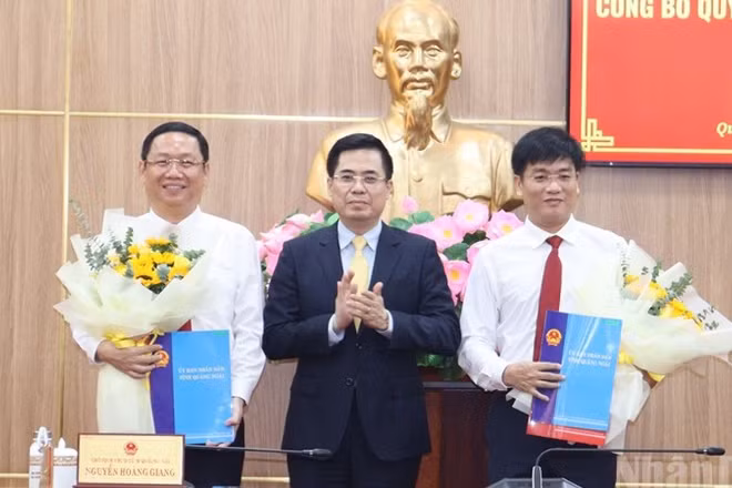 Chủ tịch Ủy ban nhân dân tỉnh Nguyễn Hoàng Giang trao Quyết định phê chuẩn của Thủ tướng Chính phủ và tặng hoa chúc mừng tân Phó Chủ tịch Ủy ban nhân dân tỉnh, nhiệm kỳ 2021-2026 đối với đồng chí Nguyễn Công Hoàng và Đỗ Tâm Hiển.