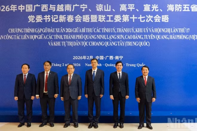 Bí thư 5 tỉnh, thànhphố của Việt Nam chụp ảnh chung với Bí thư Đảng ủy Khu tự trị dân tộc Choang Quảng Tây, Trung Quốc.