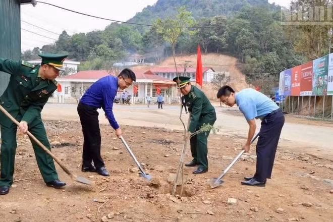 Cán bộ xã và Đồn Biên phòng Phiêng Pằn, tỉnh Sơn La tham gia trồng cây dọc hai bên đường khu trung tâm xã.