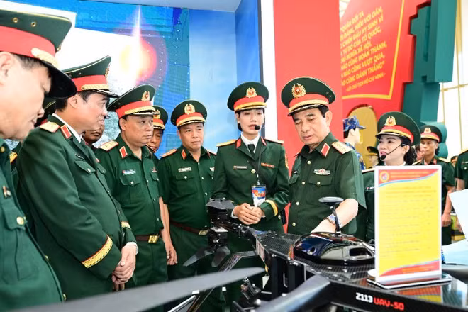 Đại tướng Phan Văn Giang kiểm tra khu trưng bày trong nhà của Bộ Quốc phòng tại Triển lãm thành tựu đất nước. (Ảnh VIỆT TRUNG)