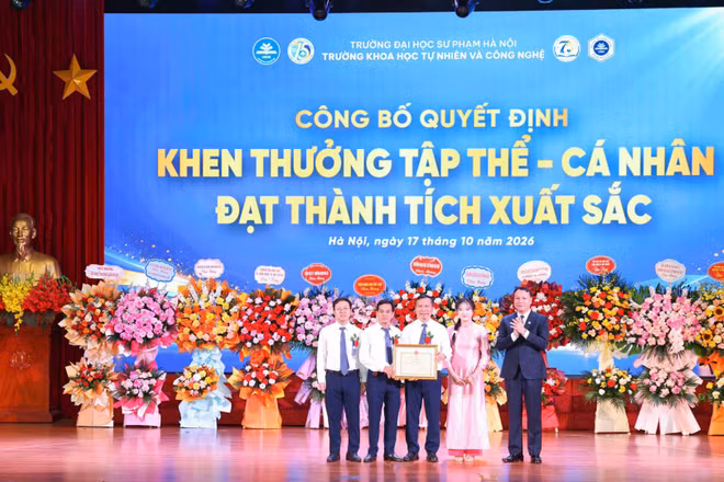 Phó Giáo sư, Tiến sĩ Nguyễn Đức Sơn, Hiệu trưởng Trường đại học Sư phạm Hà Nội tặng Giấy khen cho tập thể Khoa Hóa học. (Ảnh: THANH TÙNG)