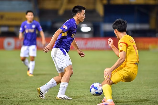 Hà Nội FC thắng đậm PVF-Công an nhân dân (áo vàng) 4-0 trên sân nhà. (Ảnh HNFC).