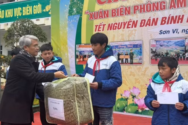 Quỹ Hạt giống Việt, Báo Nhân Dân trao quà cho học sinh học sinh là con nuôi Đồn Biên phòng Sơn Vĩ.