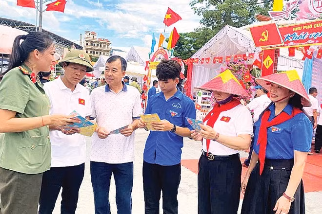 Trung tá Hoàng Thị Hiền, Chi hội trưởng Chi hội phụ nữ Công an phường Uông Bí, tỉnh Quảng Ninh tích cực tham mưu, tổ chức nhiều hoạt động giáo dục pháp luật trên địa bàn.