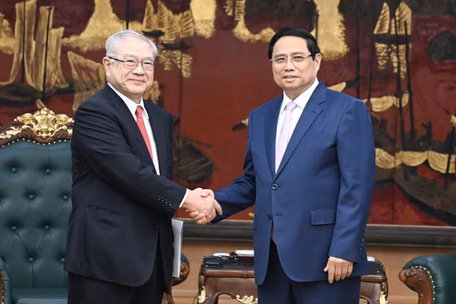 Thủ tướng Chính phủ Phạm Minh Chính và Chủ tịch Hội Hữu nghị Nhật-Việt vùng Kansai Nishimura Teiichi. (Ảnh: TRẦN HẢI)