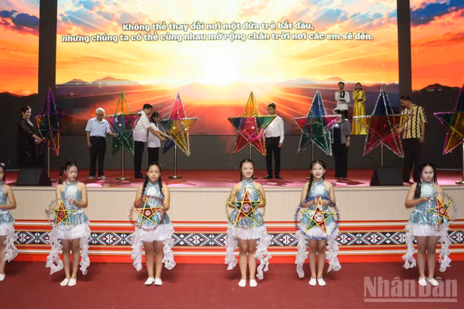 Lãnh đạo tỉnh Quảng Ngãi và đại diện các cơ quan, đơn vị, địa phương cùng thắp sáng lồng đèn Trung thu để “Chân trời ước mơ” tiếp tục hành trình, với thông điệp: Không thể thay đổi nơi một đứa trẻ bắt đầu, nhưng chúng ta có thể cùng nhau mở rộng chân trời nơi các em sẽ đến. (Ảnh: HIỂN CỪ)