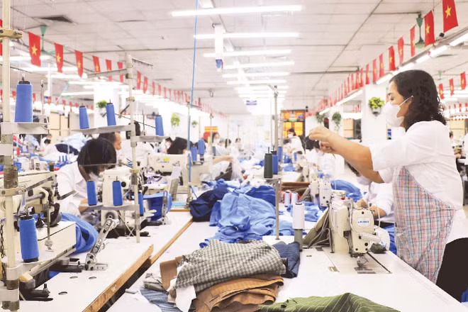 Sản xuất hàng may mặc xuất khẩu tại Tổng công ty May 10.