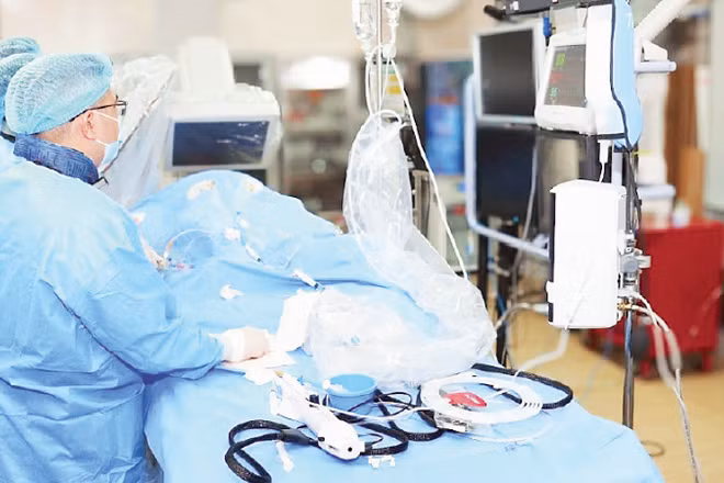 Các bác sĩ Viện Tim mạch Việt Nam thực hiện ca can thiệp tim mạch kỹ thuật cao. (Ảnh: MẠNH DƯƠNG)