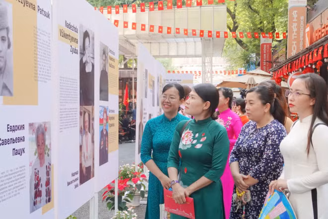 Khách tham quan triển lãm “Nét đẹp phụ nữ Việt Nam và Belarus” tại Đường sách Thành phố Hồ Chí Minh. (Ảnh: VÕ MẠNH HẢO)