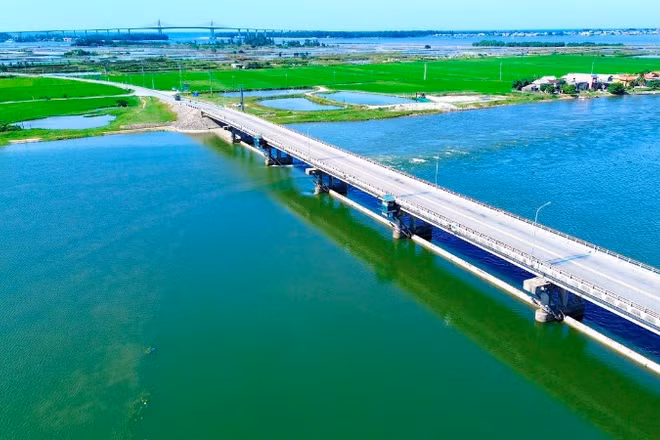 Đập Thảo Long ngăn mặn giữ ngọt cho vùng hạ lưu sông Hương.