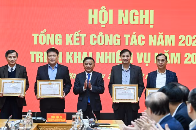 Thường trực Ban Bí thư Trần Cẩm Tú, Bí thư Đảng ủy các cơ quan Đảng Trung ương trao bằng khen cho các tập thể hoàn thành xuất sắc nhiệm vụ năm 2025. (Ảnh: DUY LINH) 