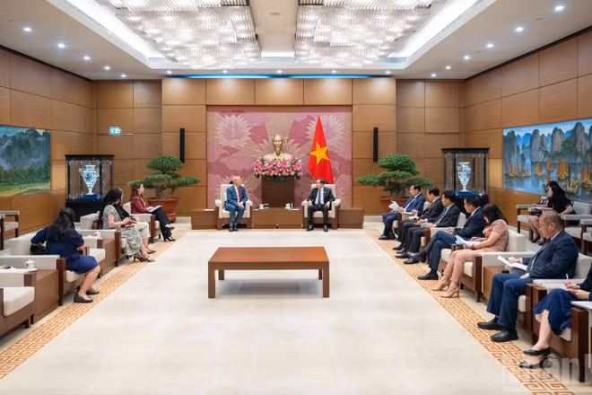 Chủ tịch Quốc hội Trần Thanh Mẫn tiếp Đại sứ Canada Jim Nickel nhân dịp đến nhận nhiệm vụ bắt đầu nhiệm kỳ công tác tại Việt Nam.