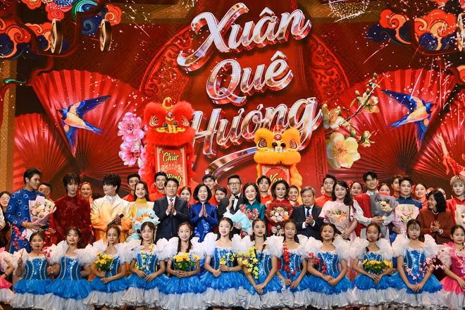 Chủ tịch nước Lương Cường và Phu nhân Nguyễn Thị Minh Nguyệt cùng các đại biểu và nghệ sĩ tại Chương trình Xuân Quê hương 2026. (Ảnh: THỦY NGUYÊN)