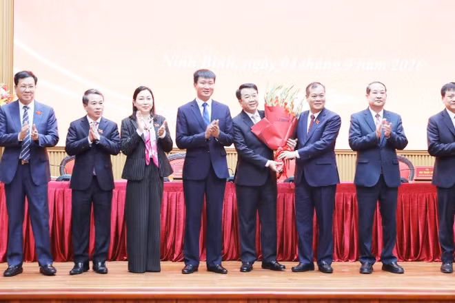 Các đồng chí Thường trực Tỉnh ủy, lãnh đạo Hội đồng nhân dân tỉnh tặng hoa chúc mừng ông Nguyễn Thanh Bình được bầu giữ chức Chủ tịch Ủy ban nhân dân tỉnh Ninh Bình.