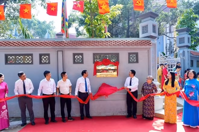 Các đại biểu thực hiện nghi thức gắn biển"Dân vận khéo" tại đình Đại Yên, phường Ngọc Hà.