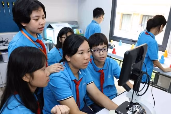Học sinh trải nghiệm khám phá các tiêu bản tế bào động thực vật trong tự nhiên tại Lễ ra mắt HNUE STEM Ecosystem - Hệ sinh thái STEM Trường đại học Sư phạm Hà Nội. (Ảnh: THANH TÙNG)