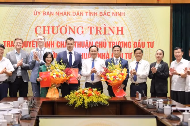 Đại diện lãnh đạo tỉnh Bắc Ninh chúc mừng chủ đầu tư hai dự án điện gió được chấp thuận đầu tư.