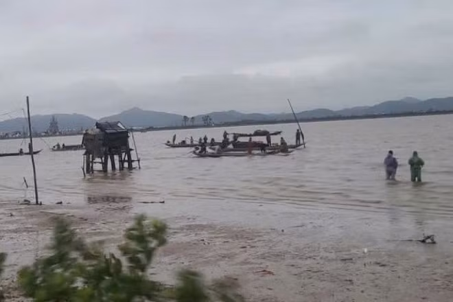 Công tác tìm kiếm người đàn ông mất tích trên sông Gianh chiều 19/11.