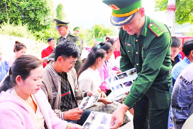 Bộ đội Biên phòng tỉnh Điện Biên phát tờ gấp tuyên truyền pháp luật đến đồng bào dân tộc thiểu số ở biên giới Việt Nam-Lào.
