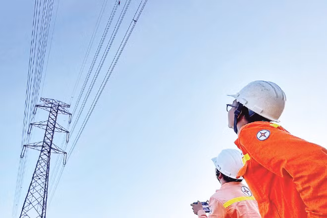 Lực lượng vận hành sử dụng UAV đốt vật bay vướng vào đường dây.